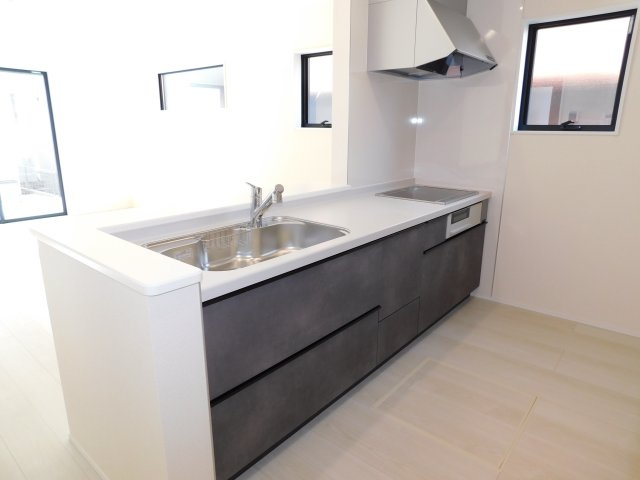 弥富市東中地１丁目の新築一戸建のキッチン|◇キッチン◇　　人気の対面式・人造大理石カウンター・浄水機能付ハンドシャワー・静音仕様シンク・スローインクローズレール・ＩＨクッキングヒーター・床下収納庫