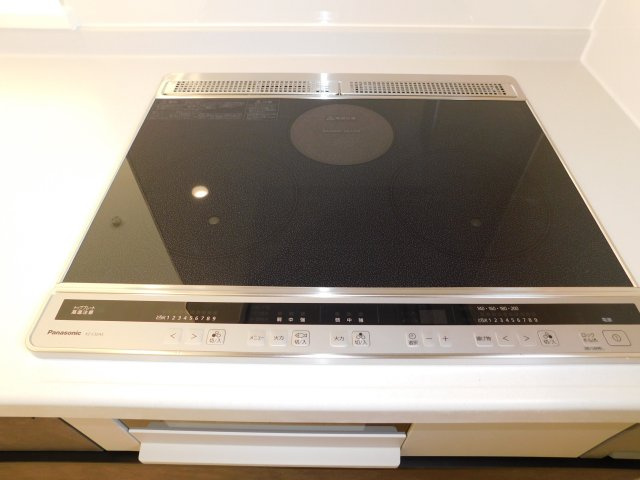 弥富市東中地１丁目の新築一戸建のキッチン|◇ＩＨクッキングヒーター◇　　五徳がなく掃除が楽々です♪