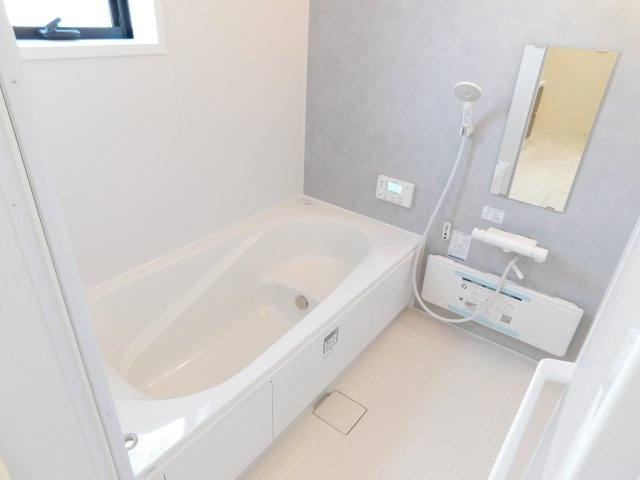 弥富市東中地１丁目の新築一戸建の浴室|◇浴室◇　　広い１坪サイズ（ＬＩＸＩＬ）・浴室暖房乾燥機・断熱浴槽・エコベンチ浴槽・お手入れ楽々カウンター・キレイサーモフロア・オートバス・バリアフリーバス・追い焚き・浴室窓あり