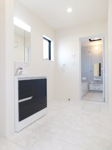 弥富市東中地１丁目の新築一戸建の独立洗面台|◇洗面室◇　　広い洗面室！　三面鏡シャンプードレッサー　くもり止め仕様　リネン収納スペース完備