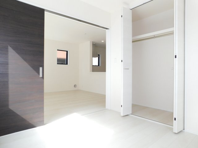 弥富市東中地１丁目の新築一戸建の洋室|◇１階洋室◇　　南面で明るい洋室４．５帖　全居室収納完備！