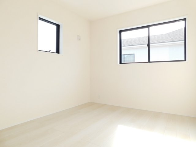 弥富市東中地１丁目の新築一戸建の洋室|◇２階洋室◇　　南面で明るい洋室５．２帖　全居室収納完備！