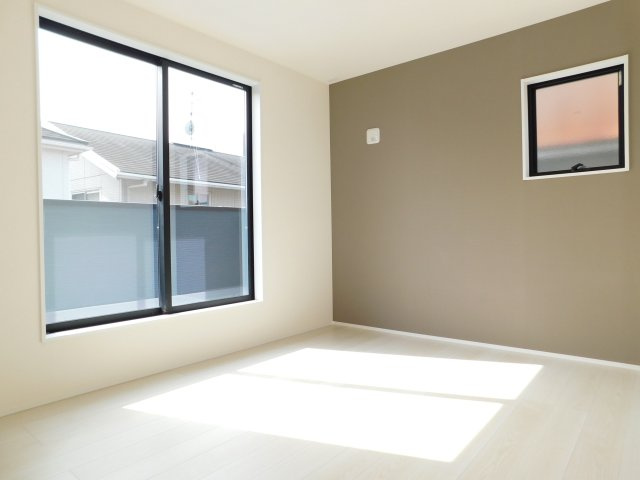 弥富市東中地１丁目の新築一戸建の洋室|◇２階洋室◇　　南面で明るい洋室６．７帖　ウォークインクローゼット完備！　バルコニー付き♪