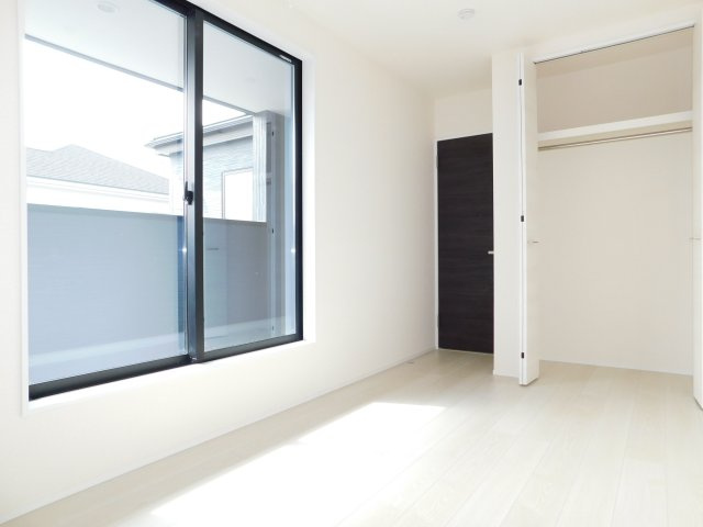弥富市東中地１丁目の新築一戸建の洋室|◇２階洋室◇　　南面で明るい洋室５．６帖　全居室収納完備！　バルコニー付き♪