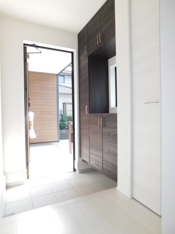 弥富市東中地１丁目の新築一戸建の玄関|◇玄関収納◇　　玄関がスッキリ片付く大容量収納♪　