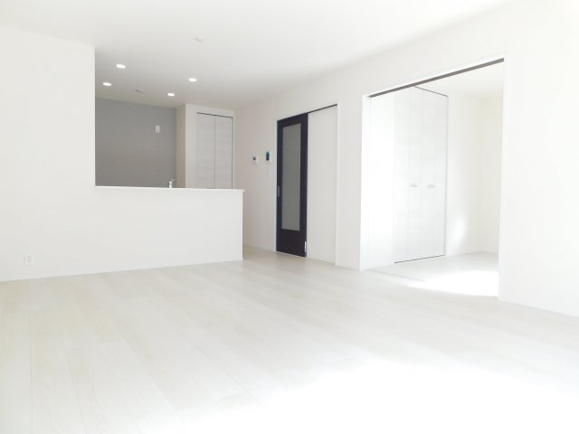 弥富市東中地１丁目の新築一戸建の居間・リビング|◇リビング◇　　南面で明るいリビング１５．７帖　リビングや庭の様子が見渡せる対面キッチン♪