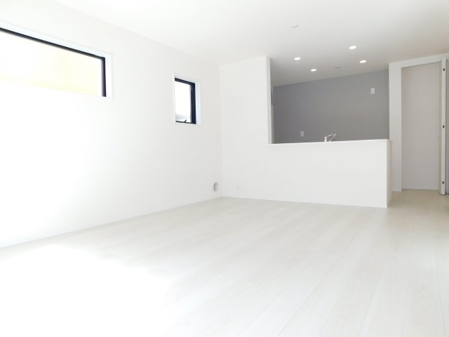 弥富市東中地１丁目の新築一戸建の居間・リビング|◇リビング◇　　南面で明るいリビング１５．７帖　キッチン横にパントリー完備！