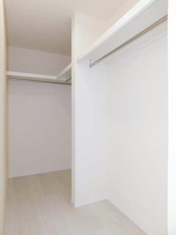 弥富市東中地１丁目の新築一戸建の収納|◇大型ウォークインクローゼット◇　　家族の洋服や季節の荷物など大容量収納できます♪