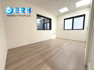 【洋室】 | 神ノ木通　3区画　新築分譲 | 天窓があり日当たり良好です。