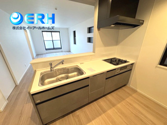 【キッチン】 | 神ノ木通　3区画　新築分譲 | 対面キッチンでお料理しながらでも家族の会話がはずみます。