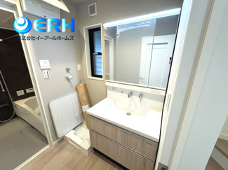 【独立洗面台】 | 神ノ木通　3区画　新築分譲 | 朝の忙しい時間も広々シャンプードレッサーがあればらくらくです。