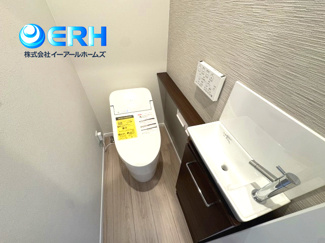 【トイレ】 | 神ノ木通　3区画　新築分譲 | ウォシュレット付きで清潔感のあるトイレです。