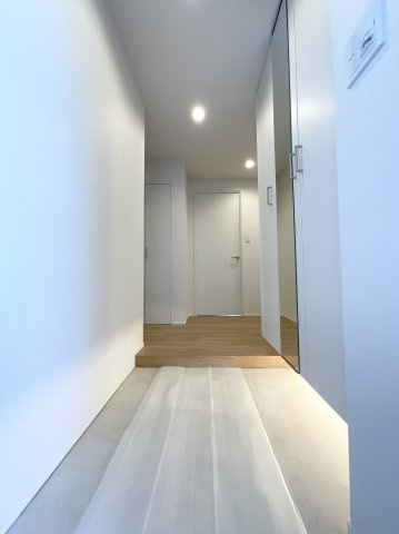 【玄関】 ゆとりある広さを確保した玄関は、住まいの第一印象を爽やかに演出。