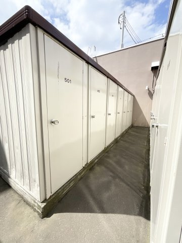 【トランクルーム】 住戸とは別にトランクルームを確保。タイヤやアウトドア用品などもしっかり収納。
