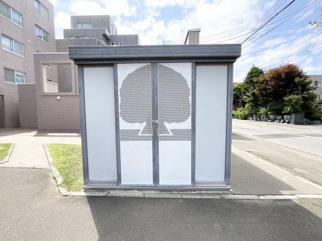 【ゴミステーション】 敷地内に設けられた専用ゴミステーションは、すっきりと整ったデザイン。