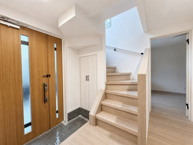 世田谷区祖師谷6丁目のその他|明るく開放的な空間を木目が美しい建具が見事に演出。住まいの顔となる玄関は、落ち着きと華やぎの満ちた空間に。ご家族の「行ってきます」「ただいま」を見守り続けます。