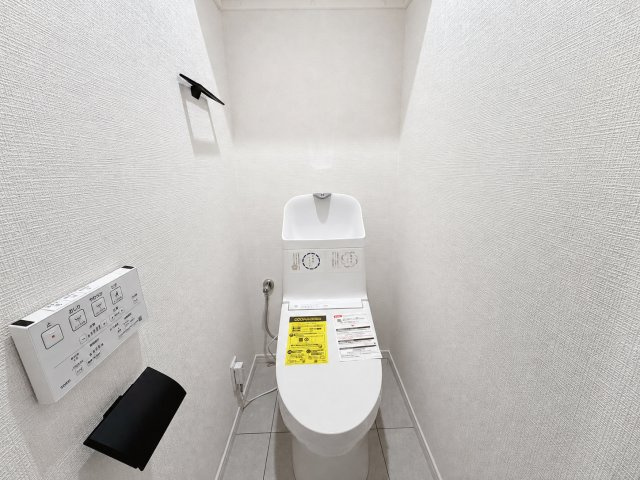 世田谷区祖師谷6丁目のトイレ|清潔感と落ち着きに配慮されたトイレスペース。シンプルで洗練された空間が、毎日を快適に支えてくれます。 