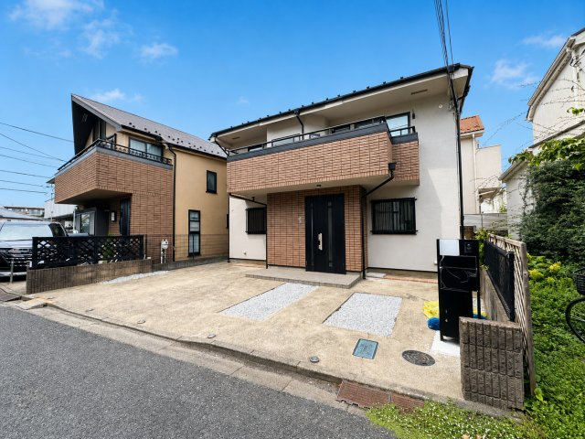 世田谷区祖師谷6丁目の外観|落ち着きある色合いと重厚感が魅力の一戸建て。住まう人の誇りを満たす、品格ある佇まいが印象的です。 