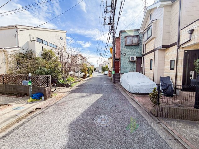 世田谷区祖師谷6丁目の前面道路含む現地写真|前面道路は見通しが良く、お車の出し入れもスムーズです。