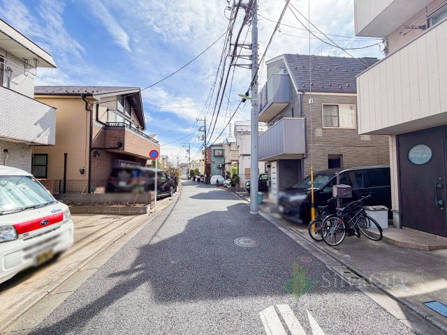 世田谷区祖師谷6丁目の前面道路含む現地写真|車通りが比較的少なく、落ち着いた住環境が魅力です。