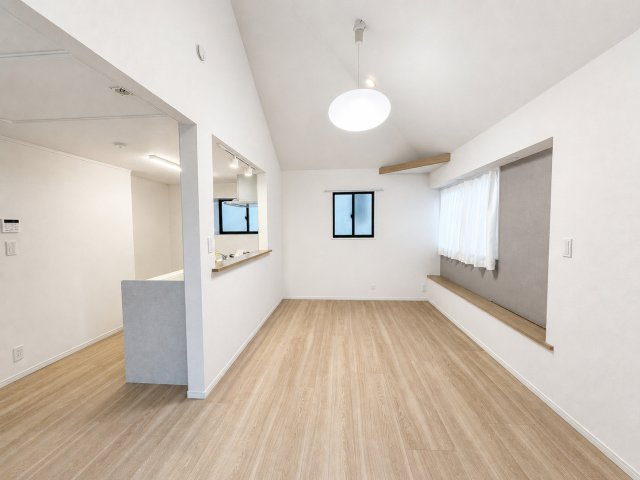 世田谷区祖師谷6丁目の居間・リビング|太陽の恵みを一気に受けた明るくあたたかいお住まい。吹きぬける風を感じながら爽やで風通しの良い暮らし。心に余裕をもたらす快適住戸。
