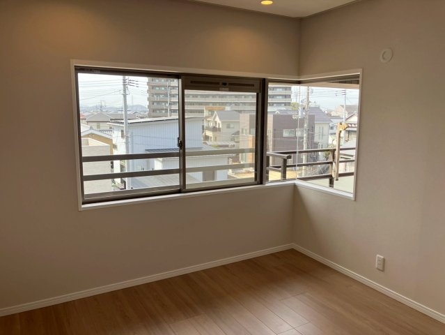 ロイヤルガーデン城西第2の洋室