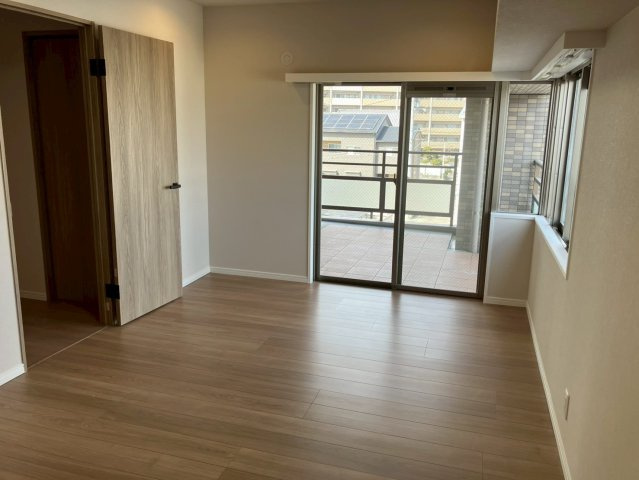 ロイヤルガーデン城西第2の洋室