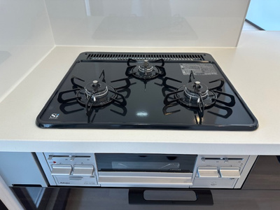 【キッチン】 | リバーガーデンKashima | 複数品同時調理も可能な三口コンロ！主菜や副菜、汁物も一緒に作り進めることができ、作業がサクサク捗ります。