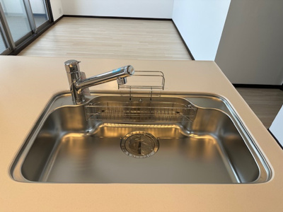 【キッチン】 | リバーガーデンKashima | 大きなお鍋やフライパンも楽に洗える広々シンク。1回の食事分をまとめて洗えます。お子様のお手伝いもしやすい広さです！