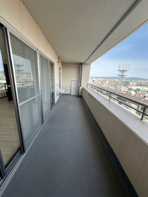 【バルコニー】 | リバーガーデンKashima | LDKに面した北東向きバルコニー。ご家族分の洗濯物も一気に干すことができますね。大きなお布団もホカホカに！