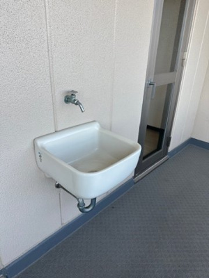【設備】 | リバーガーデンKashima | バルコニーにはスロップシンク付き！上履きや掃除道具など、室内の洗面台では洗いにくい物も気軽に洗えますね。