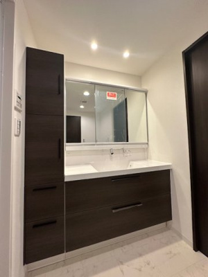 【独立洗面台】 | リバーガーデンKashima | 鏡が大きく身支度もスムーズに行える三面鏡付き洗面化粧台を設置。鏡裏やボウル下、洗面台横にも収納スペース付きで、洗面周りスッキリ！