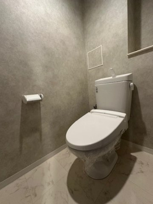 【トイレ】 | リバーガーデンKashima | カバーなしでも便座はポカポカな温水洗浄便座付トイレ。汚れてもサッと一拭きで綺麗に！お掃除簡単で衛生的ですね。