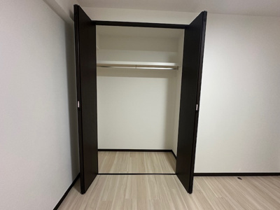 【収納】 | リバーガーデンKashima | 洋室6帖のクローゼット。棚板やハンガーパイプ付き！衣類や小物類を区別できる、整理整頓しやすい収納スペースです。