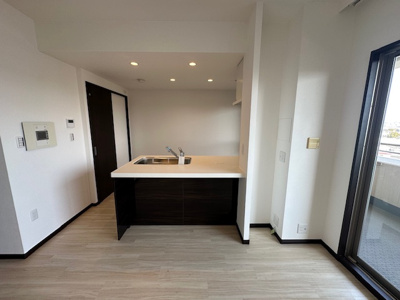 【居間・リビング】 | リバーガーデンKashima | キッチンカウンターはお料理の配膳や片付けに便利です。椅子を置いてテーブルとしてもお使いいただけます。