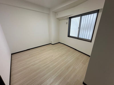 【洋室】 | リバーガーデンKashima | 洋室6.1帖。大型ベッドも設置可能でご夫婦の寝室にもオススメ！大きなベッドでお子様も一緒にお休みになれます。