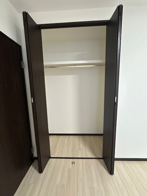 【収納】 | リバーガーデンKashima | 洋室6.1帖のクローゼット。ハンガーパイプ付きで、洋服を折り畳まずに収納できます！シワにもなりにくそうですね。