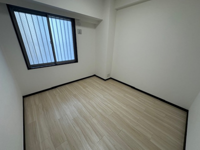 【洋室】 | リバーガーデンKashima | 南西面に窓を設けた洋室5帖。客間やテレワークスペースなど、ご家族のライフスタイルに合わせ柔軟に対応が可能です！