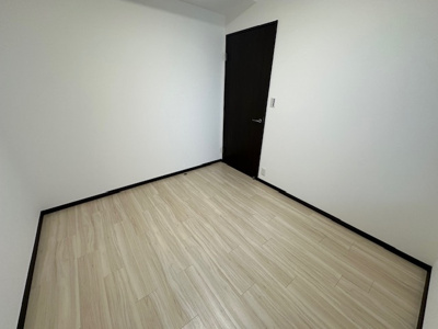 【洋室】 | リバーガーデンKashima | 洋室5帖。ご家族で共有可能な大容量収納スペースとしてのご使用もOK！内覧・お問い合わせはお気軽にどうぞ。