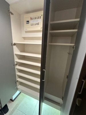 【玄関】 | リバーガーデンKashima | シューズボックスには棚板付き！収納する物の大きさに合わせて動かせる可動棚仕様で、お気に入りの靴も綺麗に保管できます。