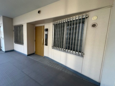 【玄関】 | リバーガーデンKashima | 来客時に便利なＴＶモニター付インターホン。訪問者を確認してから会話することができ、快適な暮らしを守ってくれます。