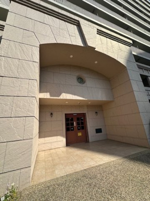 【外観】 | リバーガーデンKashima | すっきりとしたエントランスが毎日お出迎えしてくれます。周辺環境など、ぜひ一度、現地をご覧ください！