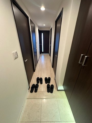 【玄関】 | リバーガーデンKashima | 玄関から各部屋への廊下スペースには、LDKのドアからやわらかな光が差し込みます。※掲載中の写真は広角レンズで撮影のため、実際の見え方とは異なります。