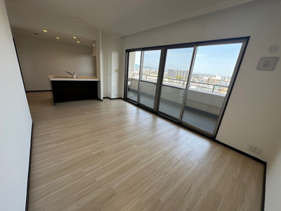 【居間・リビング】 | リバーガーデンKashima | 北東面の窓からやさしい朝日が入るLDK。強い西日が入りにくいため、室内の温度上昇を抑えやすく夏場も比較的涼しく過ごせます！