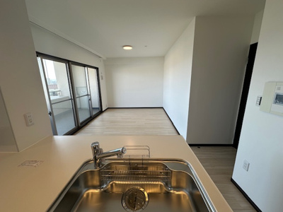 【居間・リビング】 | リバーガーデンKashima | キッチンからリビングダイニングを見渡せます！お料理中にお子様が遊んでいても安心してお過ごしいただけます。