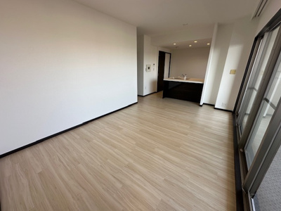 【居間・リビング】 | リバーガーデンKashima | 14.2帖のLDKはコンパクトながらもダイニングとリビングスペースを確保することも可能！ご家族の会話も弾みそうですね。