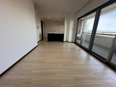 【居間・リビング】 | リバーガーデンKashima | 北東面に大きな掃き出し窓を設置し開放的！ご家族が自然と集まりたくなる、使い勝手の良い憩いの空間です。