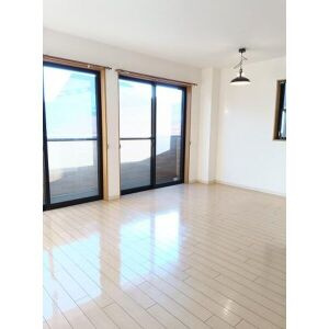 ファミール如意申の居間・リビング