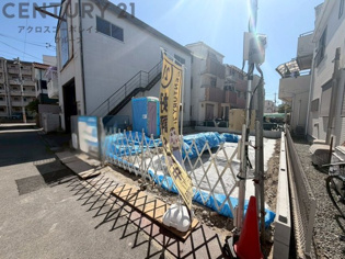 シンプルなデザインと使いやすさを兼ね備えた対面式システムキッチンは、効率的な作業スペースを提供し、家族やゲストとのコミュニケーションを促進します。
