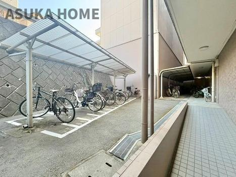 日神パレステージ横濱の駐車場|パーキング出入り口の写真です。